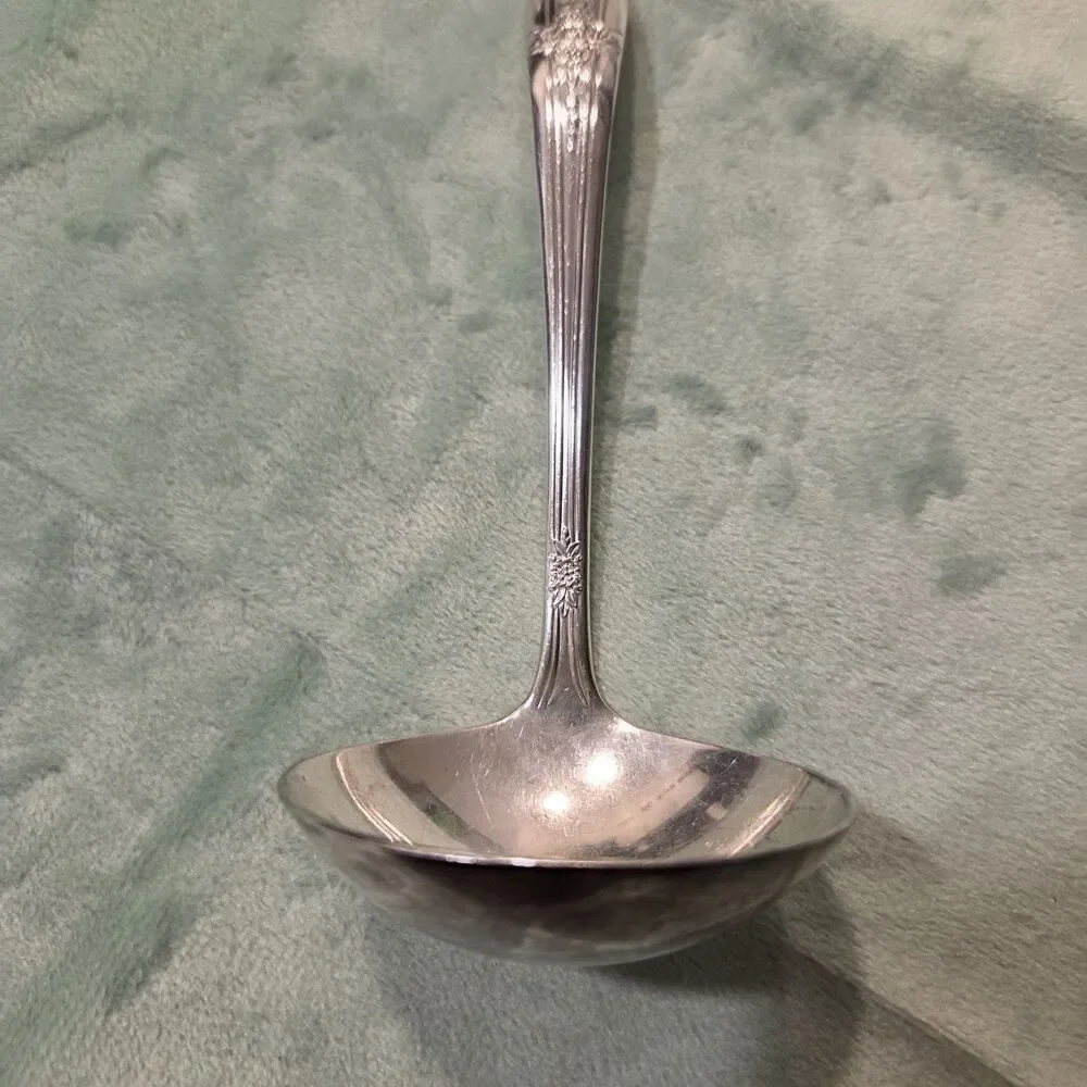 Vintage Wm Rogers Extra Plate Gravy Ladel Triumph Pattern 1941